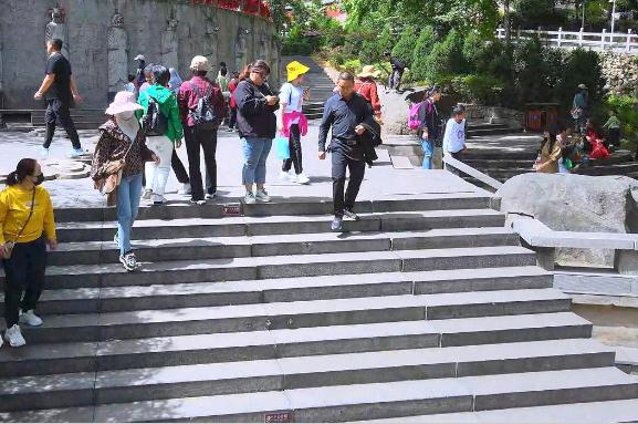 信阳灵山繁花似锦，惹得无数游人醉