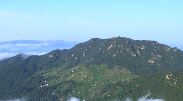 在信阳灵山与云天携手，与清风相邀，与自然融为一体