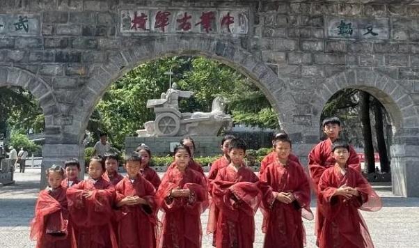 品鬼谷文化，承传统礼仪——云梦山沉浸式拜师礼研学让孩子与文化撞个满怀