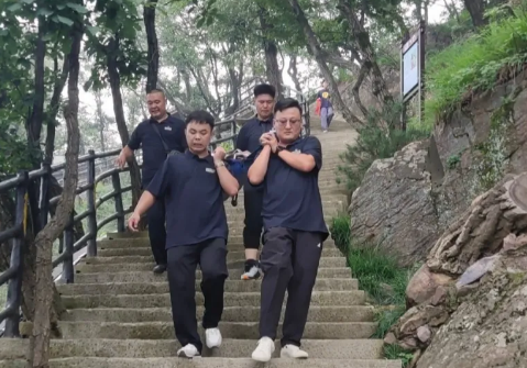 60度陡坡上的生命接力！王屋山景区用行动诠释“游客至上”