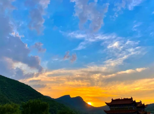荆紫仙山星空露营远不止一夜住宿，绝美日出云海，游客直呼：这趟太值了