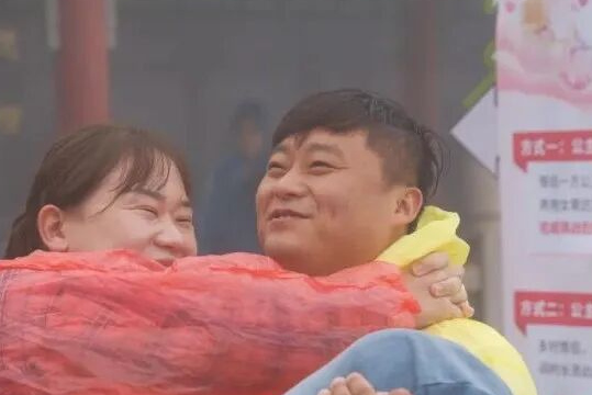甜度超标预警！老君山情侣用“公主抱”挑战，把爱情抱上了云端