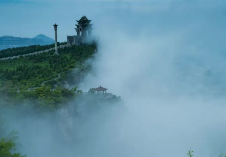 云梦山秋雨图：云雾缭绕，宛若仙境
