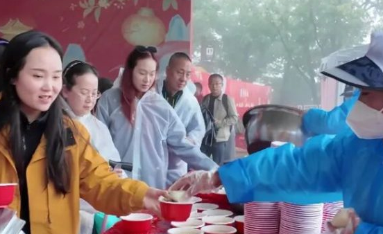 秋雨绵绵情更暖丨国庆假期老君山“一元午餐”雨中温暖守候