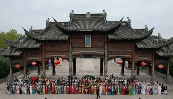 【穿越千年风雅，共赴时尚之约】2025河南省服装行业形象设计师大赛在朱仙古镇·启封故园圆满落幕！