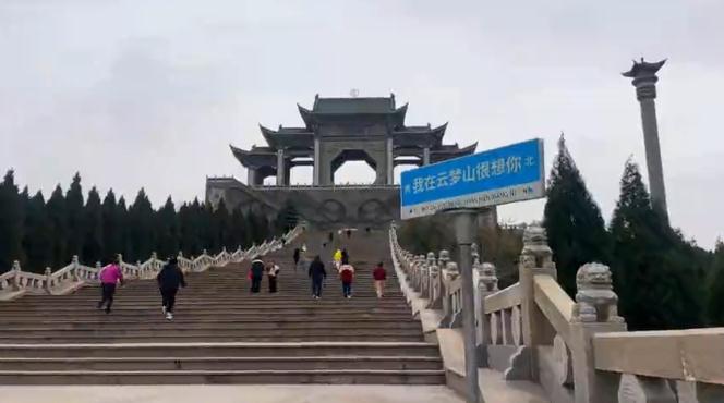 一半云海翻涌，一半彩林流金！冬日的云梦山美到心尖！