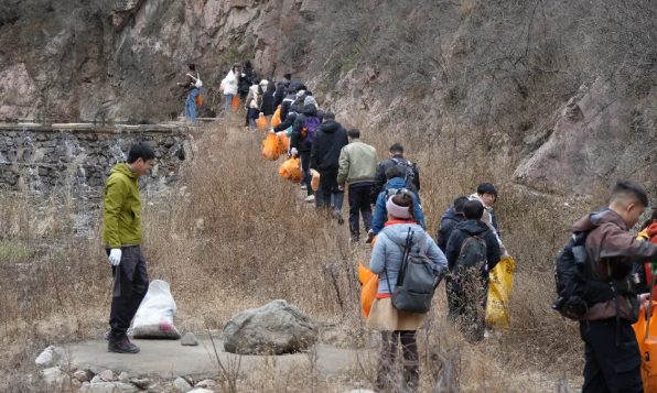 百余名“绿色卫士”齐聚王屋山，这场净山行动，让王屋山更美了！