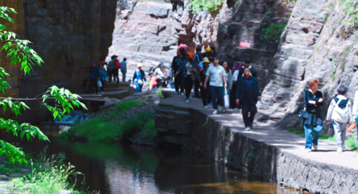 龙潭大峡谷：一峡春风 + 亿年红岩，这才是春天该有的样子