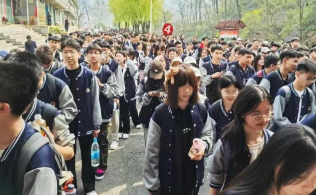 破纪录!省外1800人研学团,首发龙潭峡