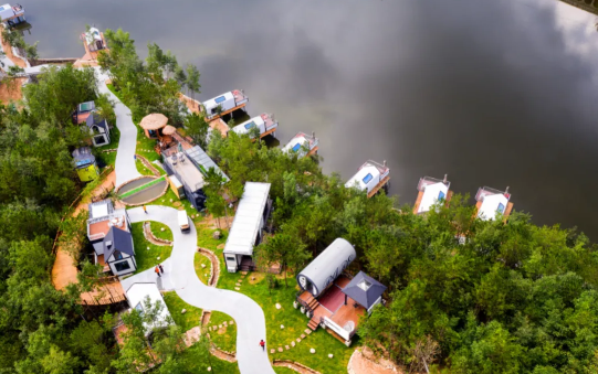 此时此刻，此情此景，我想吟诗一首，啊！五朵山