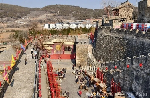 人从众叕！清明砥洎城，一城春色半城史，游人如织赴古意