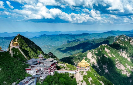 春风有信，花开有期，四月的老君山等风也等你！