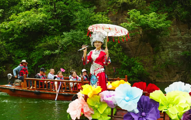 龙潭大峡谷:山歌伴游入画卷,零距离趣味对唱!