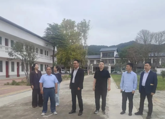 [情系教师节 慰问暖人心]灵山风景区联合灵山社区村委会开展教师节慰问活动