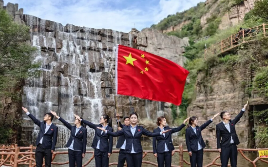 龙潭大峡谷：今天，我们在红岩碧水间向祖国告白！