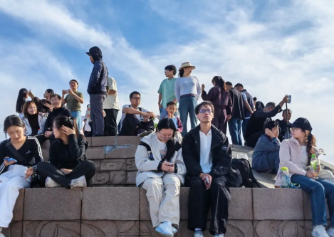 国庆假期第四天!神农山人气爆棚,紫金顶盛景不休!